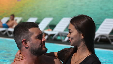 una pareja disfrutando de un día junto a la piscina.