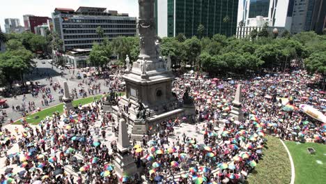 Drohnenaufnahme-Von-Menschen,-Die-Die-Pride-Parade-In-Mexiko-Stadt-2023-Am-Fuße-Des-Unabhängigkeitsdenkmals-Feiern