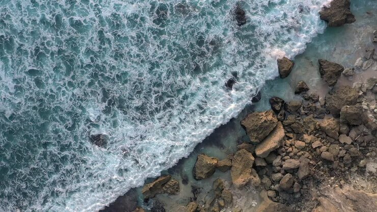 Riprese aeree 4K del tempio di Uluwatu e della costa a Bali, Indonesia