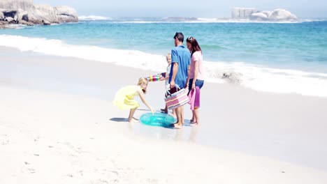 Familia-Joven-Caminando-Junto-Con-Material-De-Picnic