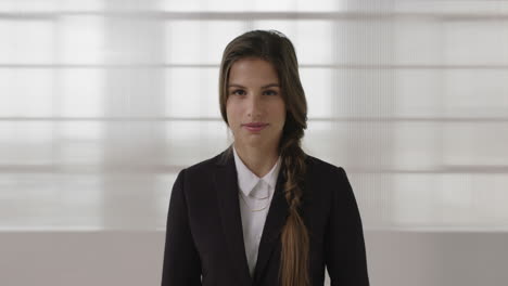 Hermoso-Retrato-De-Mujer-De-Negocios-De-Una-Joven-Pasante-Caucásica-Revisando-Mensajes-Usando-Tecnología-De-Reloj-Inteligente-Sonriendo-A-La-Cámara-Luciendo-Segura