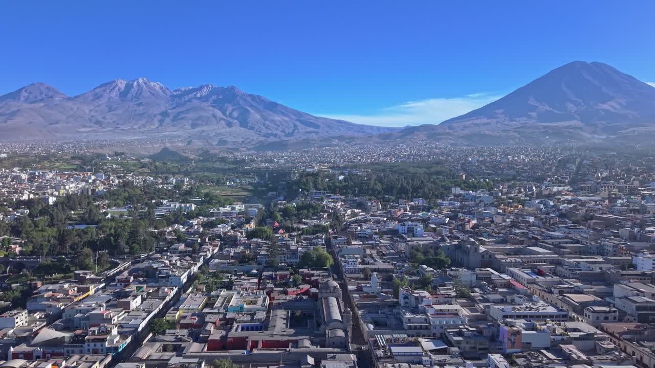 Vista aérea de Arequipa con volcanes; puerta de entrada al Cañón del Colca
