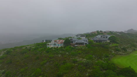 Dia--Und-Schwenkaufnahmen-Eines-Von-Natur-Umgebenen-Wohnbezirks.-Große-Und-Luxuriöse-Häuser-In-Nebliger-Landschaft.-Port-Elisabeth,-Südafrika