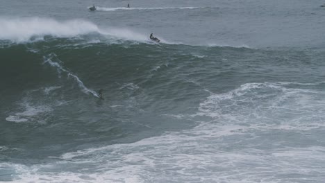 2020-Zeitlupe-Eines-Big-Wave-Surfers,-Der-In-Nazaré,-Portugal,-Auf-Einer-Monsterwelle-Reitet