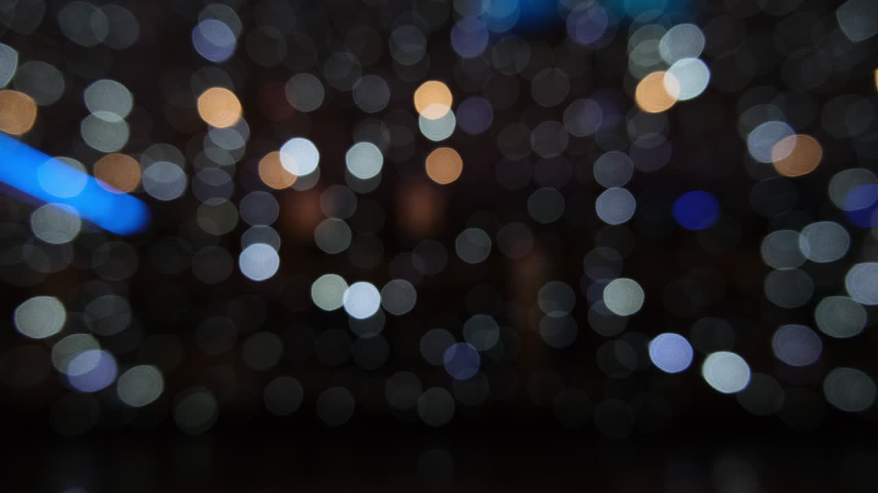 fondo abstracto festivo luces azules y blancas brillantes en un fondo borroso oscuro