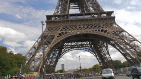 servir helados blandos y la torre eiffel en parís, francia