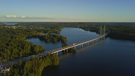 puente largo sobre un lago en heinola, finlandia, paisaje nórdico revelador, casas, autos