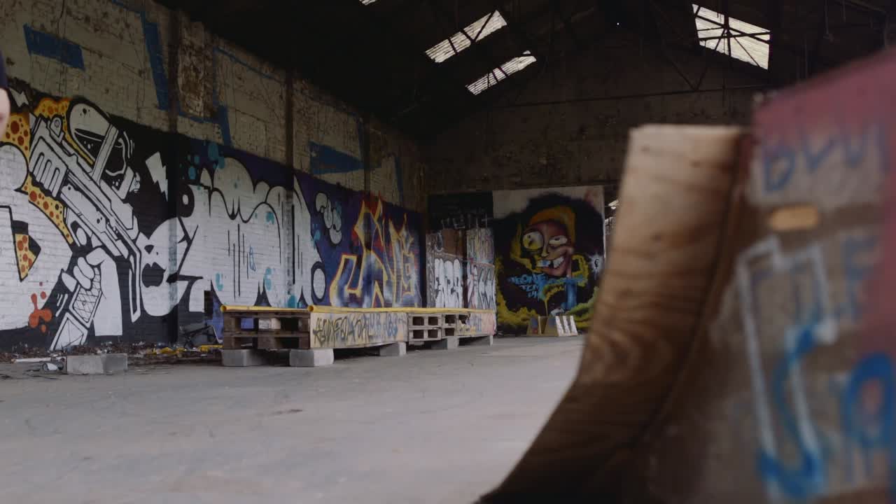 patinador em prédio abandonado