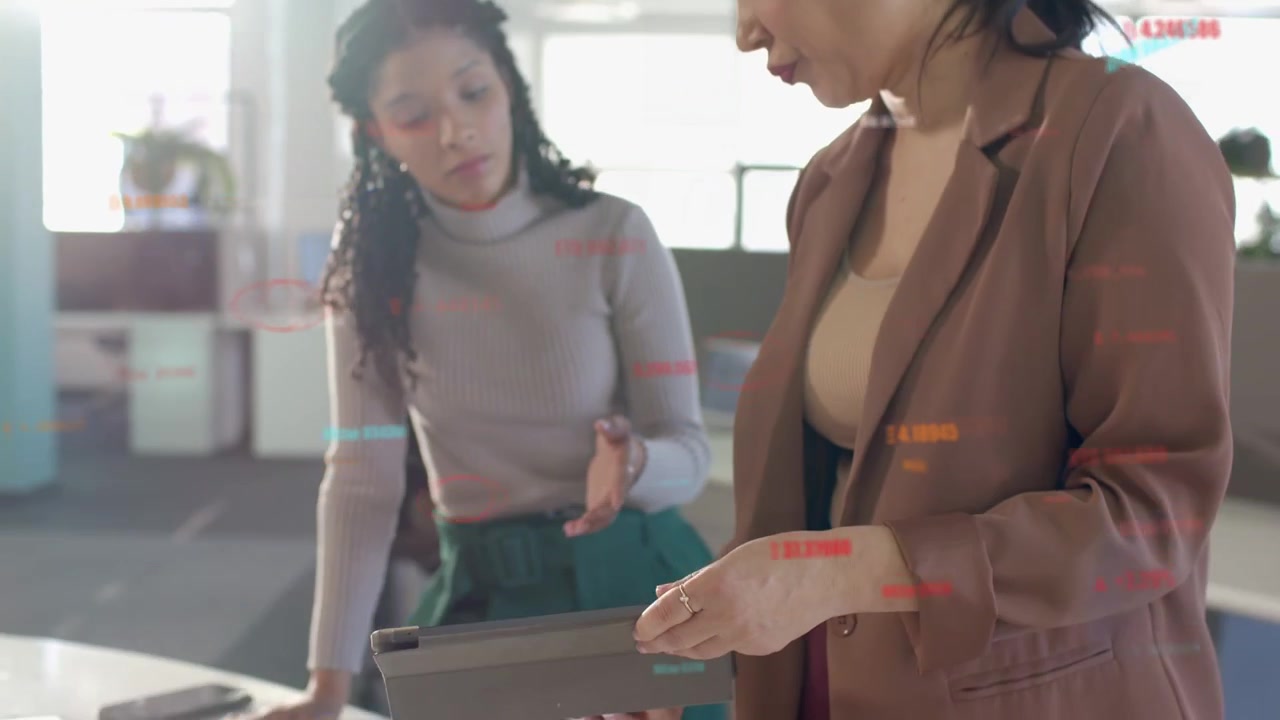 Mulher líder tocando no tablet, projetando gráficos HUD na mesa, dobrando e entregando o dispositivo a um colega para negócios.