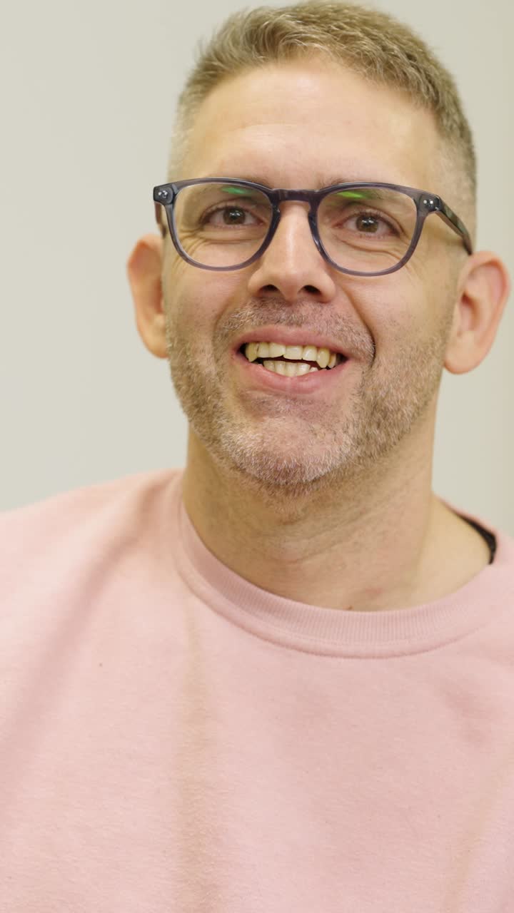 retrato de un hombre con gafas