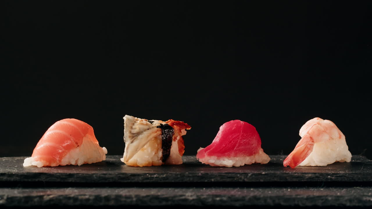 Piatto di sashimi, ristorante giapponese, fette fresche di tonno e salmone in un locale moderno, cibo tradizionale, piatto di pesce rosso crudo, omega 3
