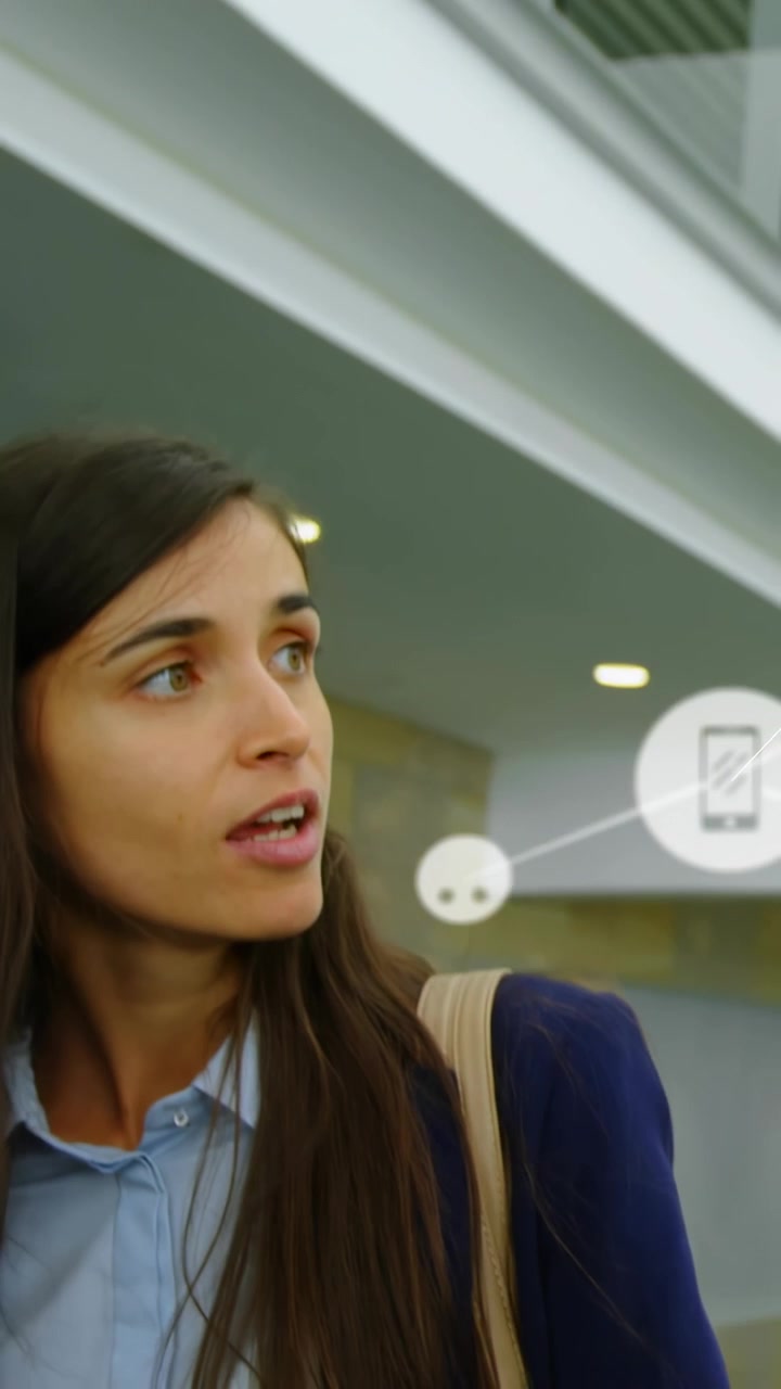 Video verticale: Donna che parla, icone tecnologiche che appaiono e svaniscono sul viso e mostrano una rete di dispositivi.