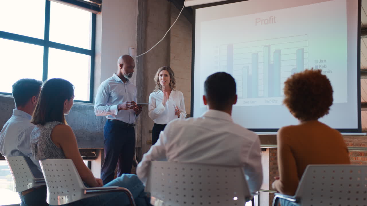 reunión del equipo de negocios multicultural en la oficina presentación con pantalla