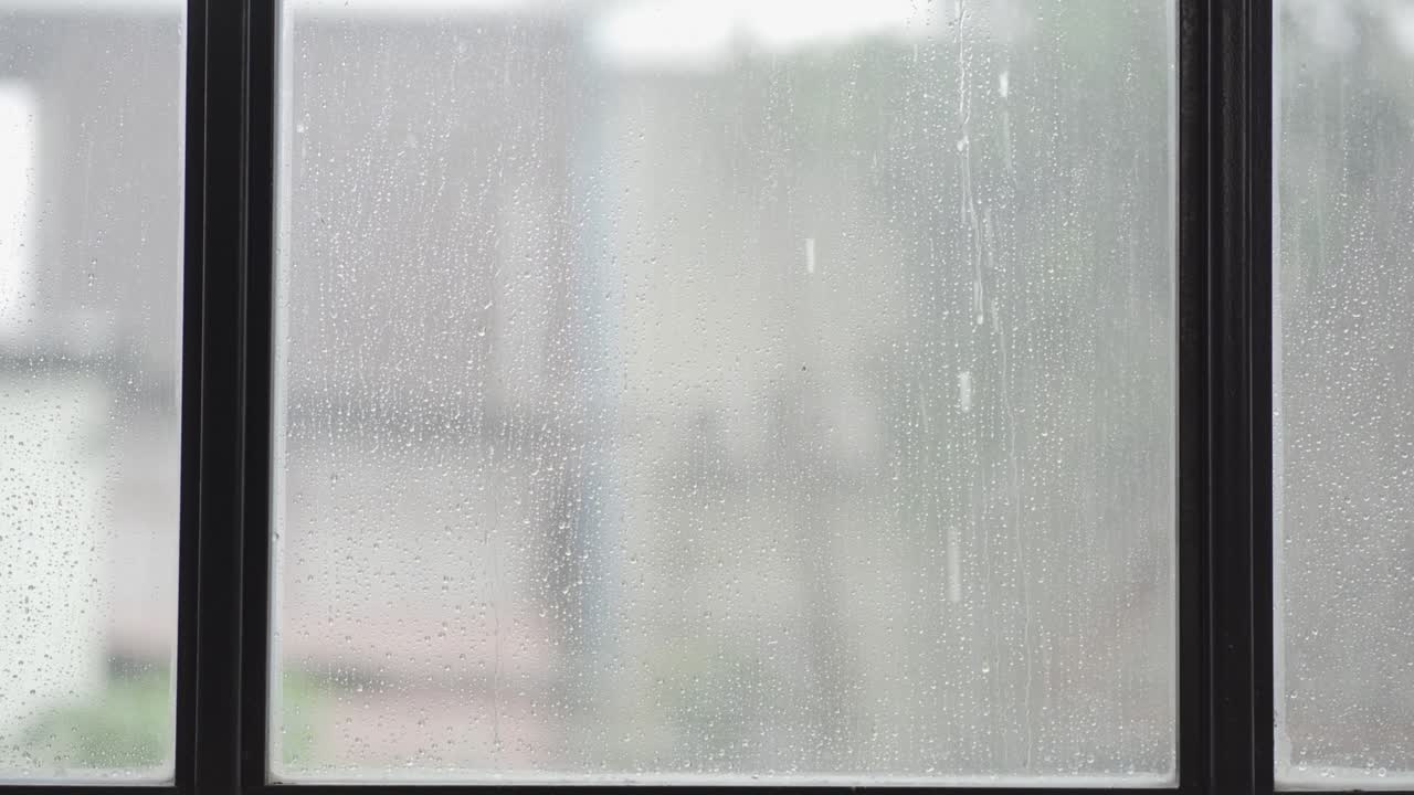 떨어지는 하늘에서 떨어지는 비의 고품질 4k 비디오, 유리 창문에서 천천히 가까운 거리에서 볼 수, 계절의 낮 비.