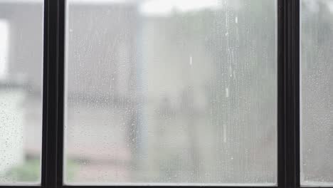 떨어지는 하늘에서 떨어지는 비의 고품질 4k 비디오, 유리 창문에서 천천히 가까운 거리에서 볼 수, 계절의 낮 비.