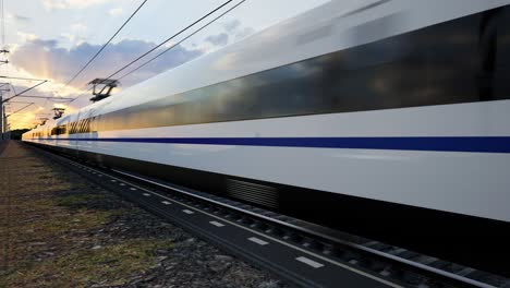 locomotora de pasajeros de tren rápido de alta velocidad en movimiento en el ferrocarril