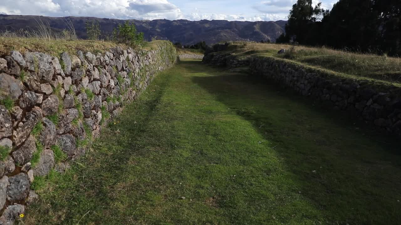 Gammel Inka-vej der krydser Kusilluchayoc og Månens Tempel i Cusco, Peru - Panorering til højre