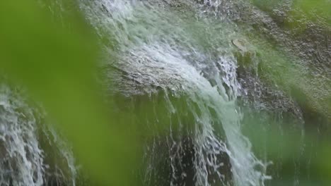 Una-Pequeña-Cascada-En-Cámara-Lenta