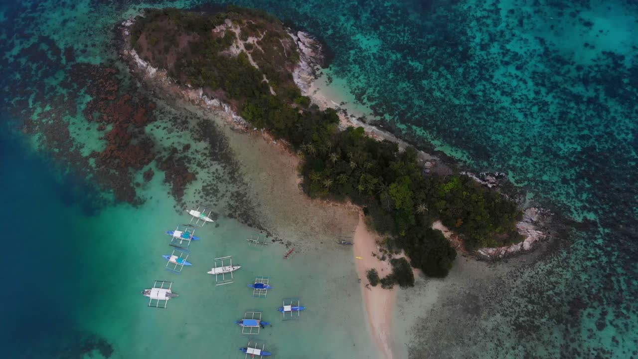 Vista aerea del panoramico paradiso balneare di Snake Island con barche e persone a El Nido, Palawan, Filippine