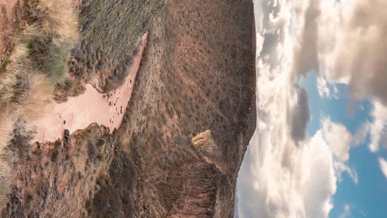 río virgen en un desfiladero escarpado con una sobrecarga de nubes dinámicas - lapso de tiempo en orientación vertical