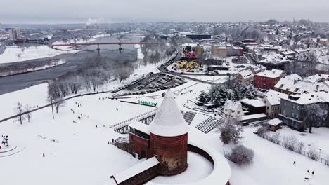 Toma-Aérea-Del-Castillo-De-Kaunas-Y-El-Horizonte-De-La-Ciudad-En-La-Temporada-De-Invierno