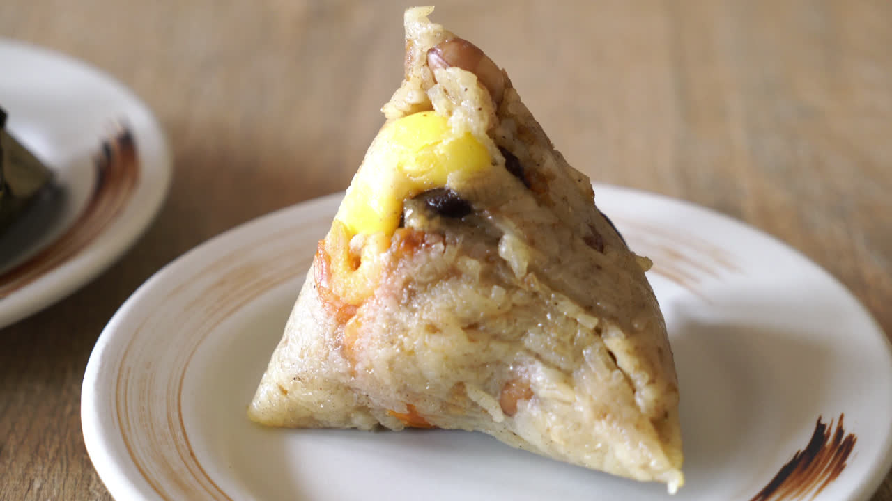 찹쌀 만두 또는 zongzi - 중국 음식 스타일