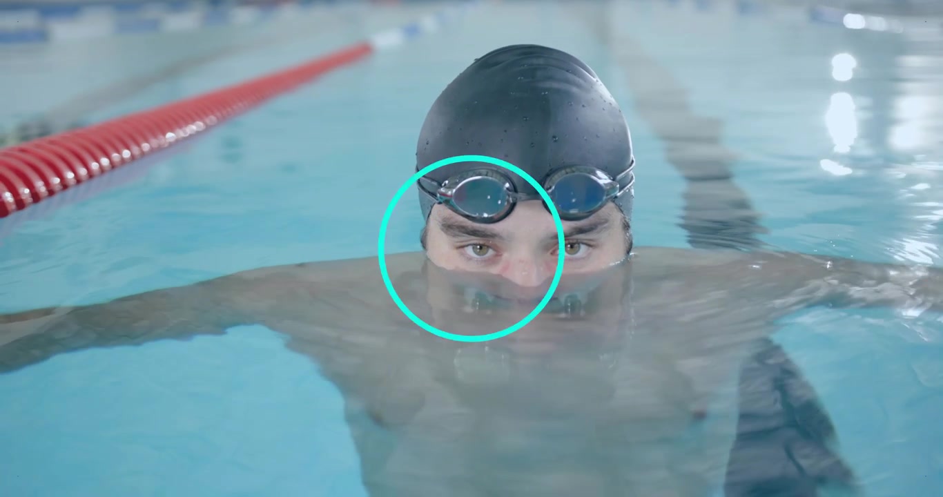 Nuotatore maschio con cuffia e occhialini neri che espira bolle che salgono, con un'interfaccia grafica di scienza sportiva.