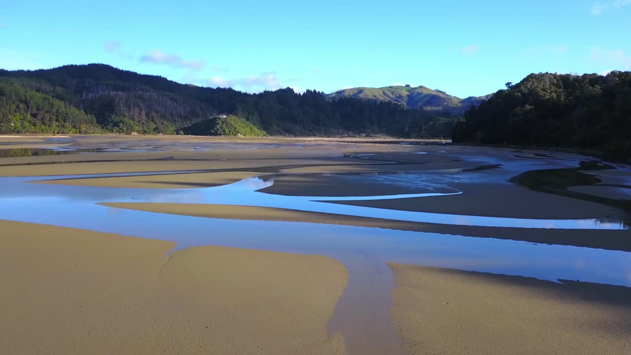 낮은 물결 에 아벨 타스만 국립 공원 근처 에 있는 오투웨로 입구 입구 의 공중 뷰
