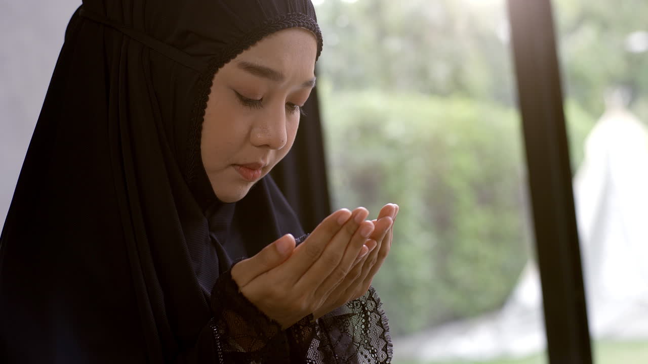Immagini accattivanti che ritraggono la devozione incrollabile, le aspirazioni e l'interconnessione dei musulmani asiatici attraverso la Sura Al-Fatiha e la sajdah, la bellezza della preghiera e la potente unità.