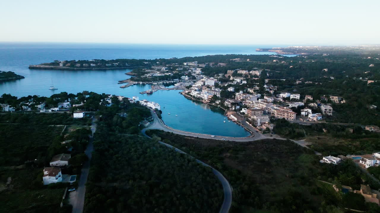 vista aérea de la pintoresca bahía de portopetro en mallorca al anochecer