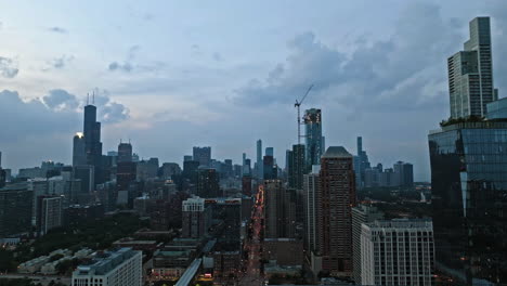 Vista-Aérea-Volando-Frente-Al-Paisaje-Urbano-Del-Circuito-Sur,-Atardecer-Nublado-En-Chicago,-Estados-Unidos