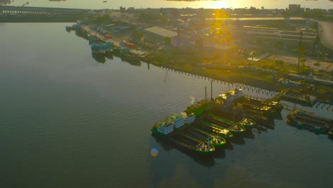 Vista-Aérea-De-Barcos-Y-Barcos-En-El-Puerto-De-Karachi,-Pakistán