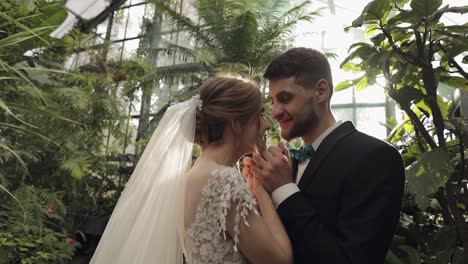 recién casados. novio caucásico con la novia en el parque. pareja de bodas. familia feliz
