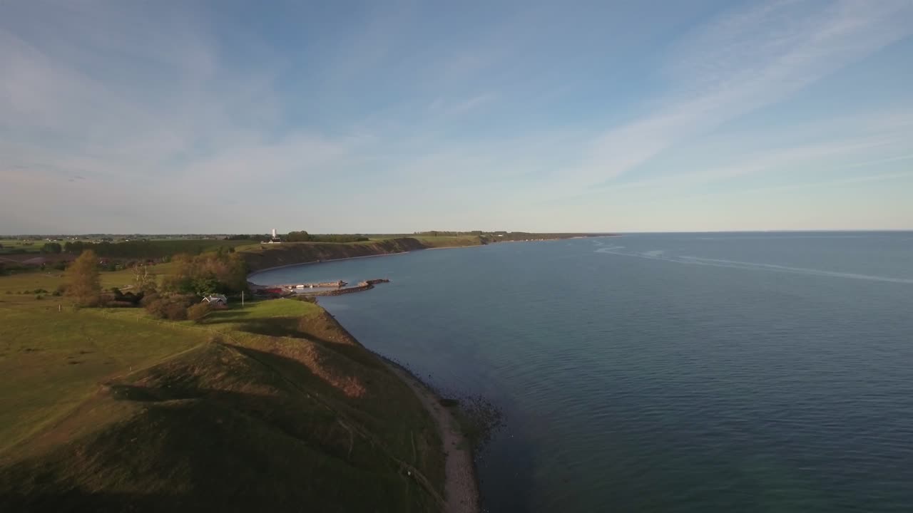 남쪽 스웨덴 skåne österlen의 여름 저녁에 발트해 옆에 있는 작은 부두 마을 kåseberga