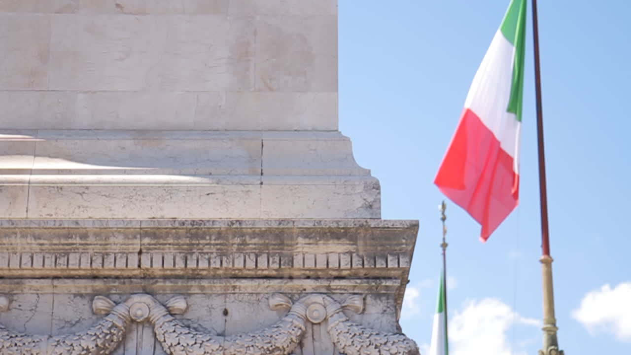 Bandiera italiana e monumento