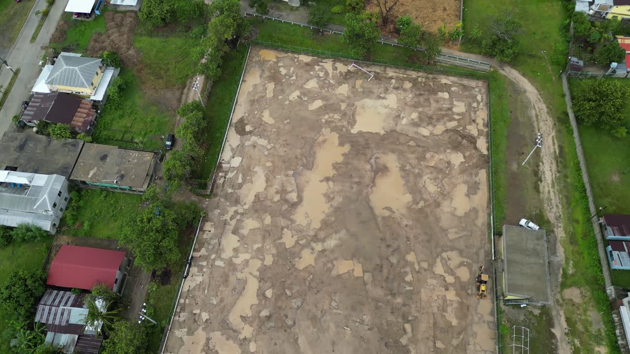 Proyecto comunitario de campo de fútbol en Honduras rural visto desde arriba, participación juvenil, desarrollo