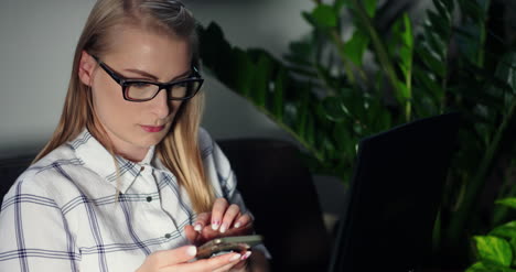 Mensajería-Profesional-Femenina-En-El-Teléfono-Celular-En-El-Lugar-De-Trabajo