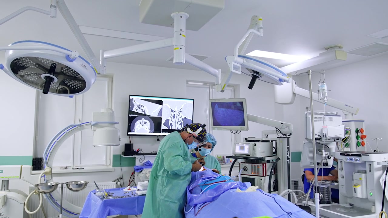 Cirujanos realizando una operación compleja en un quirófano moderno.