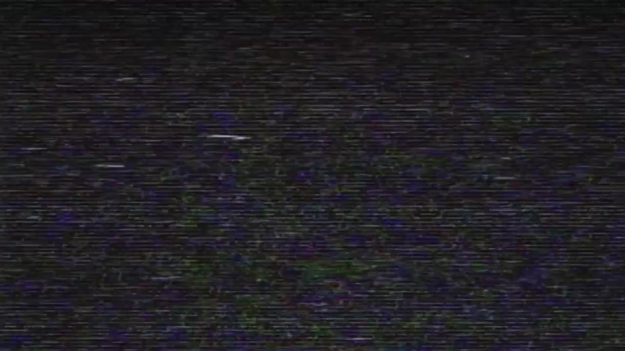 Rumore statico VHS ed effetto glitch su schermo TV