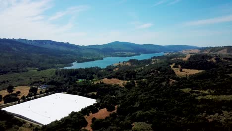 montañas y lago en el embalse de crystal spring drone aéreo