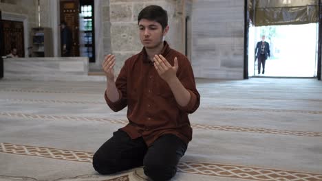 muslim boy praying