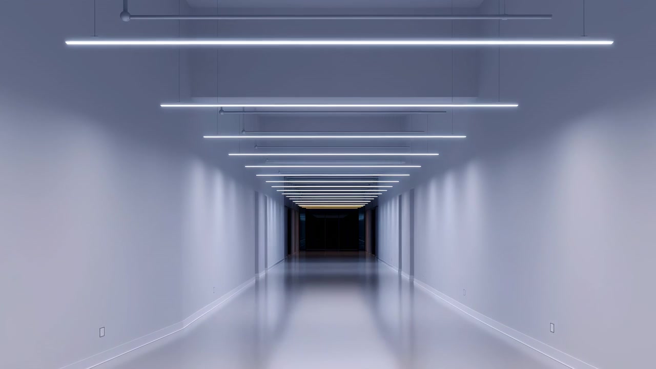 Lungo corridoio centrato illuminato da apparecchi LED lineari sospesi, creando barre luminose ripetute su pavimento e pareti lucidi e riflettenti, con forte simmetria, tonalità fredda, apertura scura e silenzio.