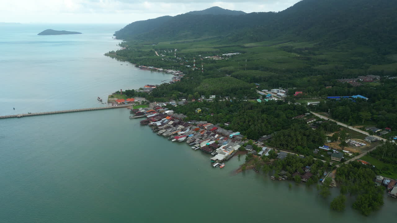 imágenes aéreas cinematográficas de casas en la costa de la famosa isla tailandesa de koh lanta, asia