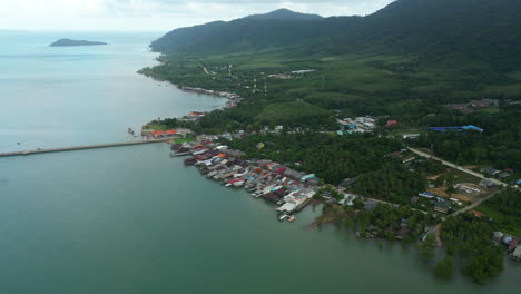 Cinematic-aerial-footage-of-houses-on-the-shore-of-the-famous-Thai-Island-of-Koh-Lanta,-Asia