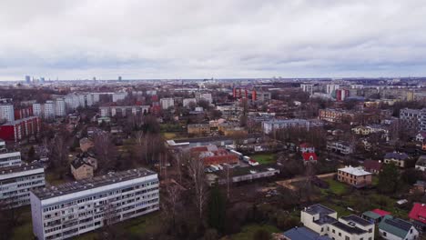 drone descendiendo revelando el distrito industrial de riga en un día nublado