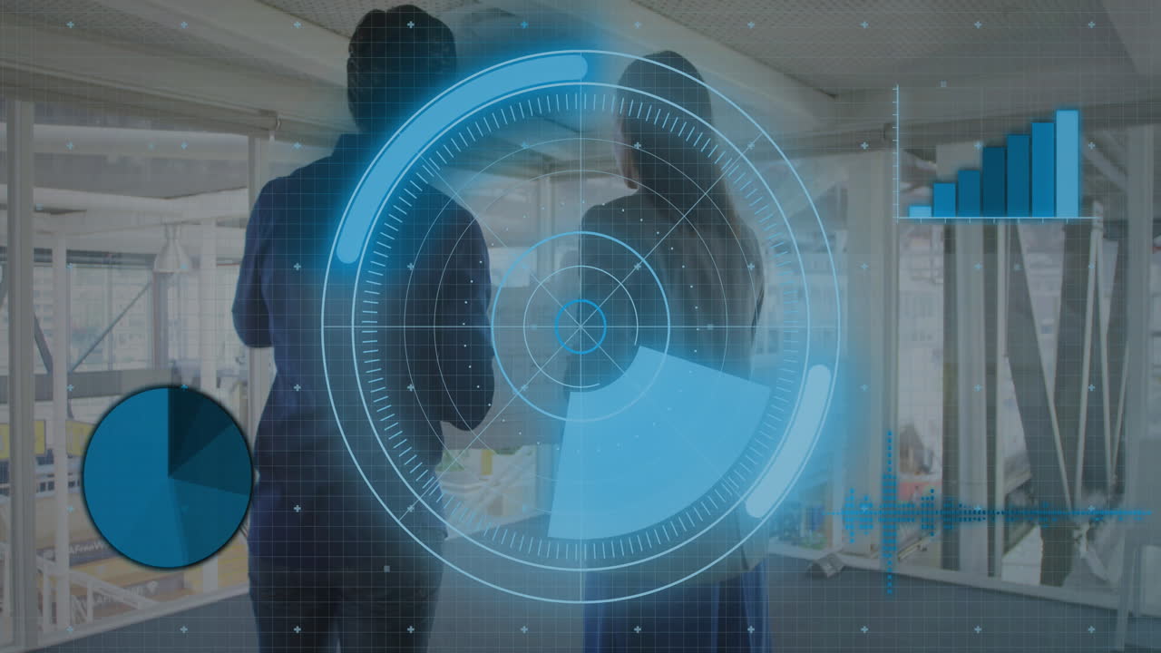 animación de radar, gráficos y lenguaje informático sobre compañeros de trabajo caucásicos discutiendo en la oficina