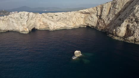 órbita-Aérea-Sobre-Los-Acantilados-De-Capo-Coccia,-Un-Famoso-Destino-Turístico-En-Cerdeña,-Italia