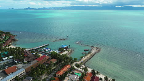 Vista-Aérea-Que-Muestra-Koh-Phangan-Haad-Rin-Hafen-Con-Océano-Turquesa-En-Koh-Phangan,-Tailandia