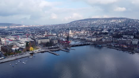 Vista-Panorámica-De-Zúrich.-Vuelo-Aereo-Hacia-Atras