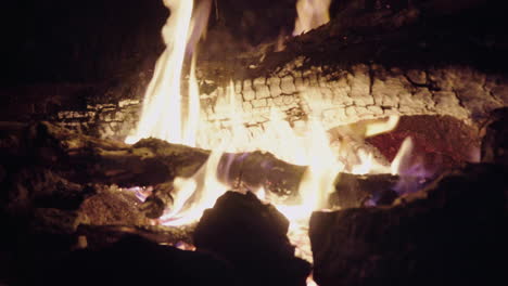 Lagerfeuer-Nachts-In-Einem-Wald-Im-Sommer,-4k